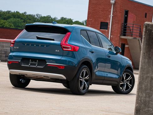 Certified 2023 Volvo XC40 B5 Plus AWD/4WD image 6