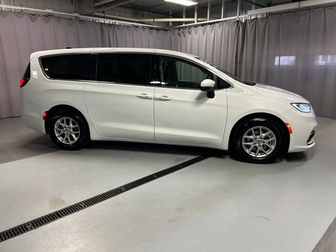 Used 2023 Chrysler Pacifica Touring-L FWD image 8