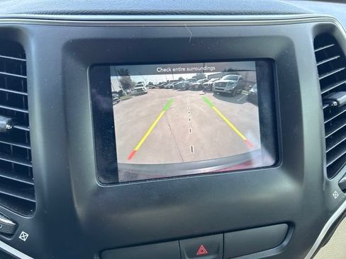 Used 2019 Jeep Cherokee Latitude w/ Popular Appearance Group FWD image 13