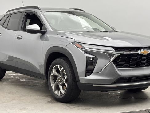 Used 2025 Chevrolet Trax LT w/ LT Convenience Package FWD image 3