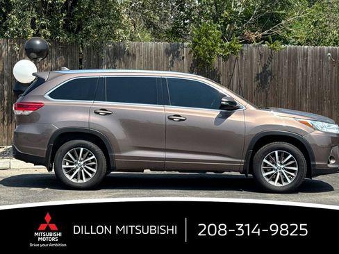 Used 2018 Toyota Highlander XLE AWD/4WD image 3
