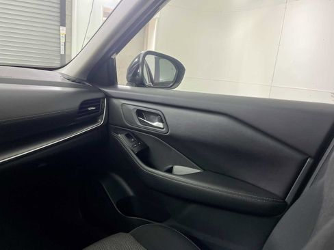 Used 2024 Nissan Rogue SV FWD image 11