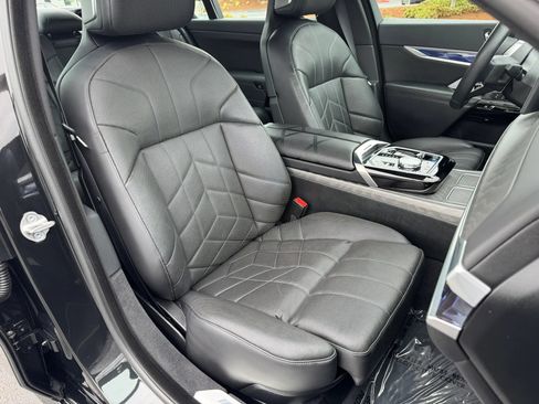 Used 2023 BMW i7 xDrive60 AWD/4WD image 28