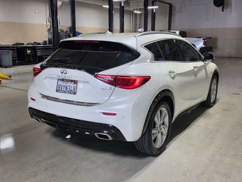 Used 2017 INFINITI QX30 Premium w/ Navigation Package FWD image 7