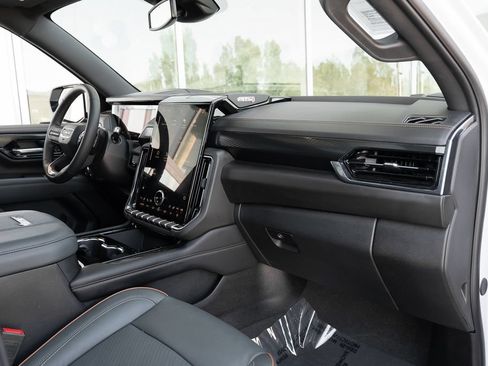 Used 2025 GMC Yukon AT4 AWD/4WD image 52