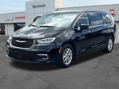 Used 2024 Chrysler Pacifica Touring-L FWD image 3