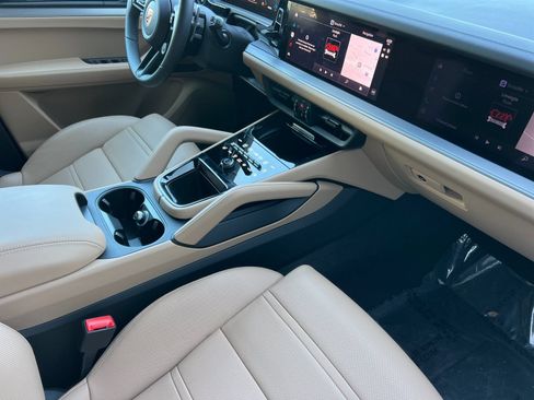 Certified 2026 Porsche Cayenne GTS AWD/4WD image 17