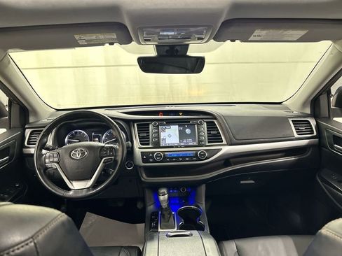 Used 2018 Toyota Highlander XLE w/ Carpet Mat Package (TMS) image 19