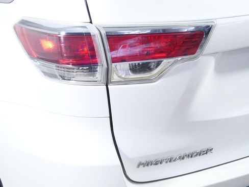Used 2016 Toyota Highlander Plus AWD/4WD image 17