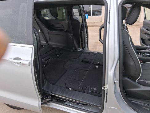 New 2026 Chrysler Pacifica Limited image 21