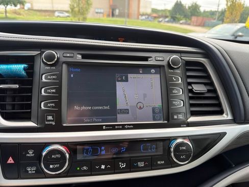 Used 2018 Toyota Highlander Limited Platinum AWD/4WD image 25