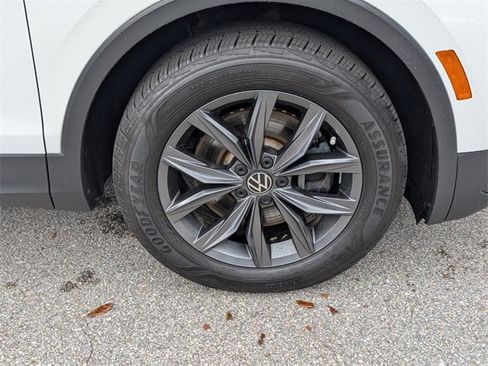 Used 2022 Volkswagen Tiguan SE w/ Panoramic Sunroof Package image 9