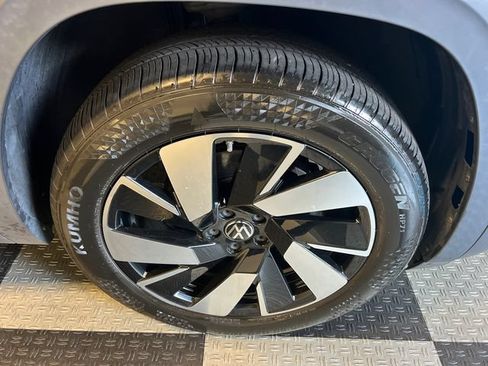 Used 2024 Volkswagen Atlas Cross Sport SE FWD image 10