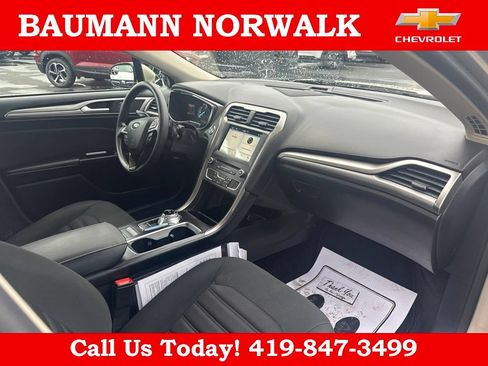 Used 2017 Ford Fusion SE w/ Fusion SE Technology Package FWD image 25