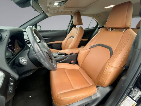 Used 2021 Lexus UX 200 w/ Accessory Package (Z2) FWD image 4