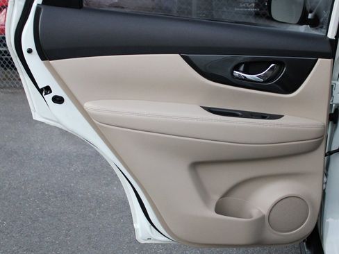 Certified 2020 Nissan Rogue SV image 16