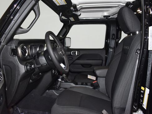 Used 2023 Jeep Wrangler Unlimited Sahara AWD/4WD image 27