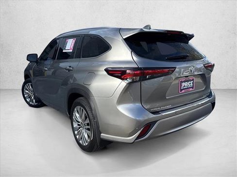 Used 2025 Toyota Highlander Platinum AWD/4WD image 3