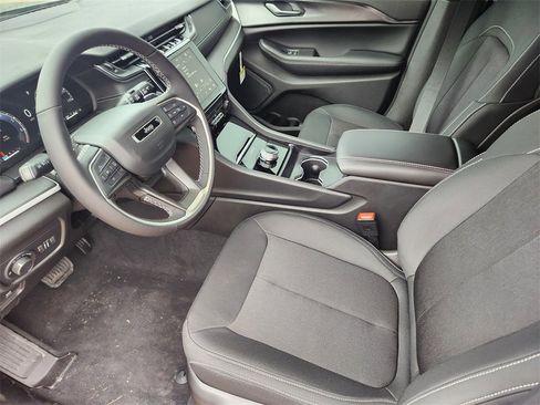 New 2025 Jeep Grand Cherokee Laredo w/ Luxury Tech Group I image 9