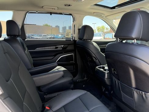 Used 2025 Kia Telluride EX w/ EX Captain's Chair Package FWD image 39