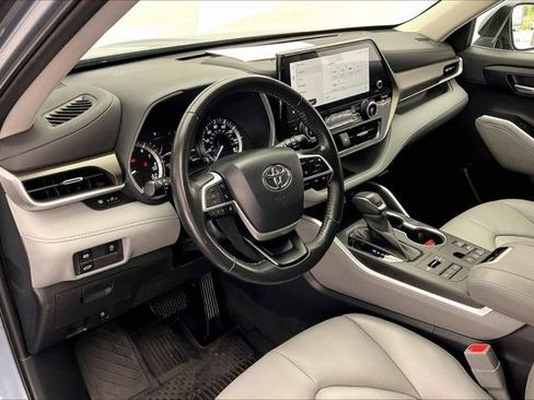 Used 2023 Toyota Highlander XLE AWD/4WD image 14