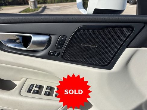 Certified 2023 Volvo XC60 B5 Ultimate w/ Climate Package image 15