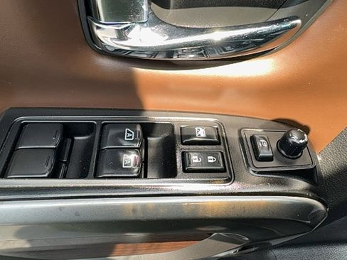 Used 2017 Nissan Titan Platinum Reserve RWD image 21