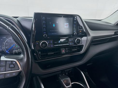 Certified 2021 Toyota Highlander XLE AWD/4WD image 16