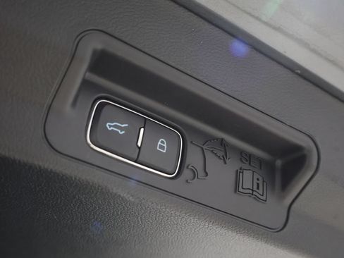Used 2022 Ford Explorer XLT w/ Equipment Group 202A AWD/4WD image 22