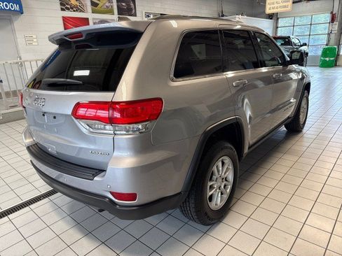 Used 2018 Jeep Grand Cherokee Laredo AWD/4WD image 3