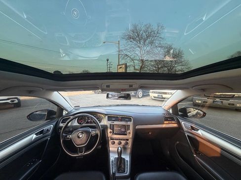 Used 2017 Volkswagen Golf SE image 10