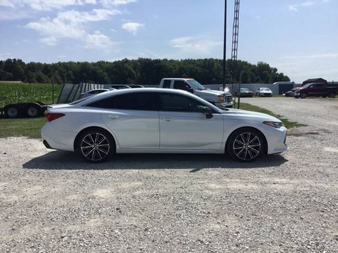 Used 2019 Toyota Avalon Touring FWD image 2