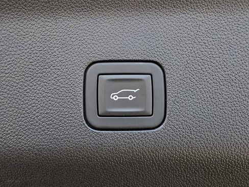 Used 2025 Chevrolet Suburban Z71 image 32