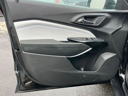 Used 2025 Chevrolet Trax LT w/ LT Convenience Package image 18