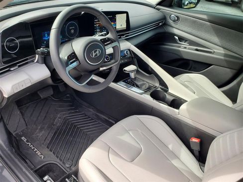Used 2025 Hyundai Elantra Limited image 18