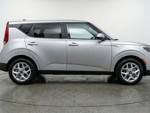 Used 2025 Kia Soul LX w/ LX Technology Package FWD image 11