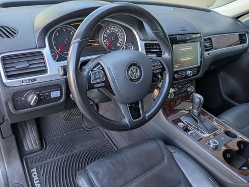 Used 2014 Volkswagen Touareg TDI image 11