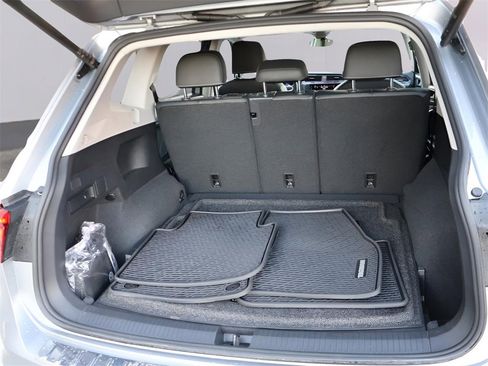 Used 2022 Volkswagen Tiguan SE w/ Panoramic Sunroof Package image 18