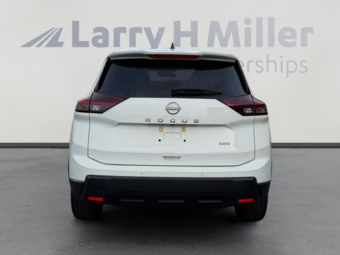 Used 2025 Nissan Rogue S image 4