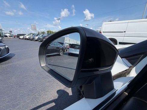 Used 2024 Volkswagen Taos SE AWD/4WD image 14