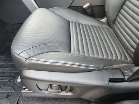 Used 2025 Land Rover Discovery S image 24