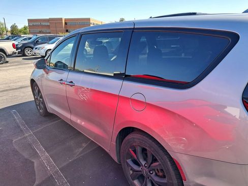 Used 2019 Chrysler Pacifica Touring Plus w/ S Appearance Package FWD image 8