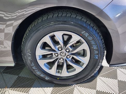 Used 2024 Toyota Sienna XLE image 9