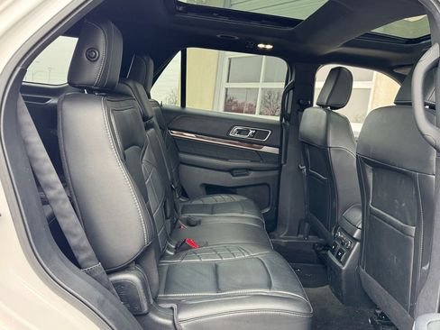 Used 2018 Ford Explorer Platinum image 32
