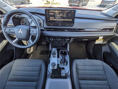New 2025 Mitsubishi Outlander SE image 16