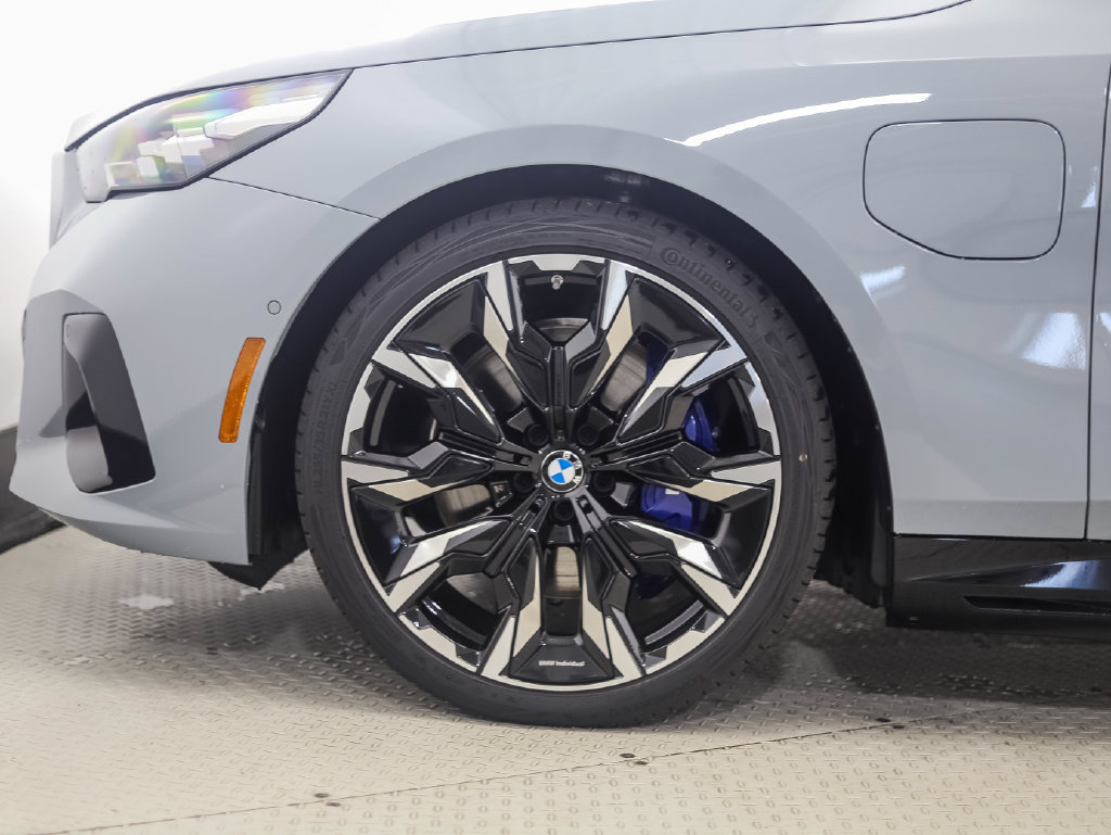 Used 2026 BMW 550e xDrive AWD/4WD image 2