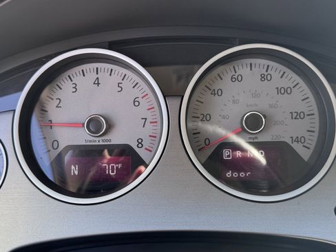 Used 2011 Volkswagen Routan SEL FWD image 17