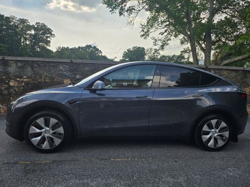 Used 2023 Tesla Model Y 2WD image 8