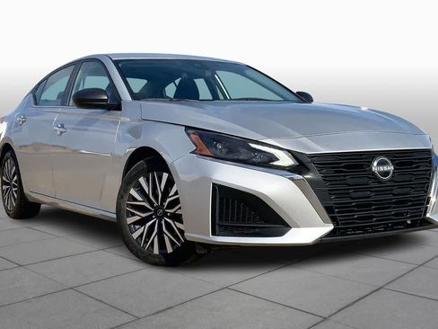 Used 2024 Nissan Altima 2.5 SV image 2