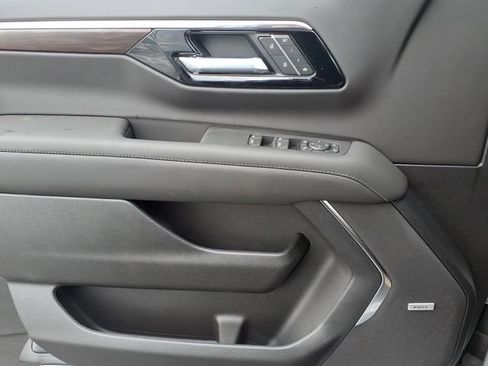 New 2026 Chevrolet Suburban LT image 13